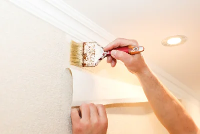 Pose de papier peint à Faux — revêtements muraux et toiles de verre